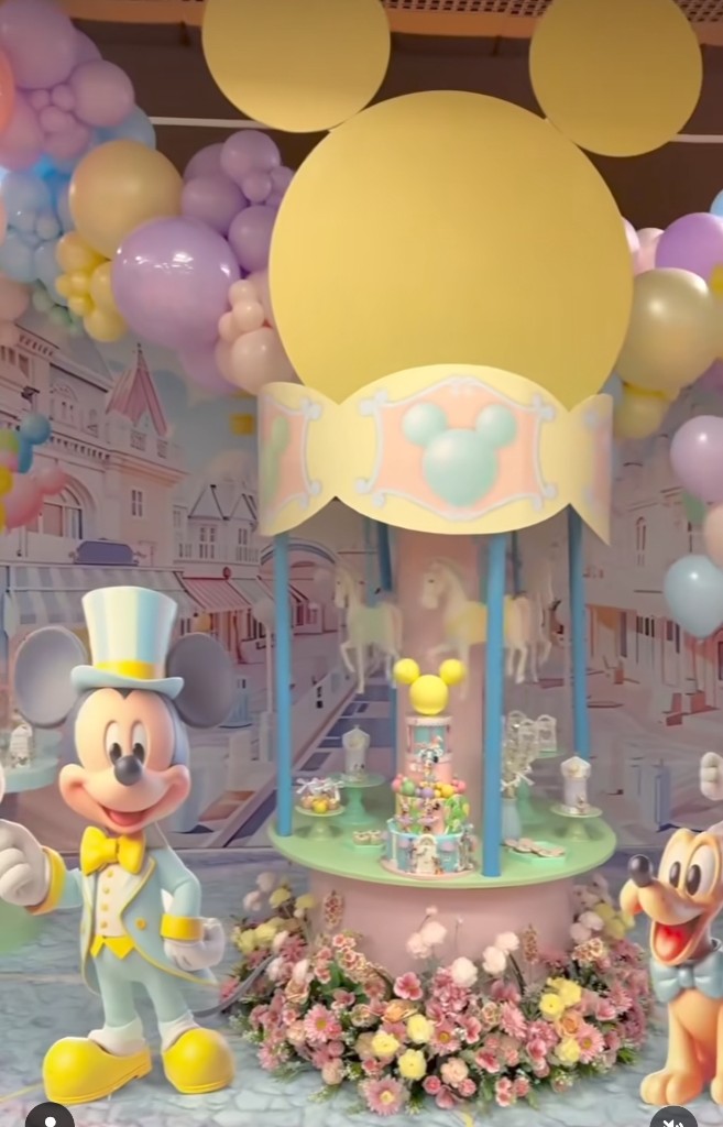 Montaje de evento Disney con carrusel dulce y globos pastel