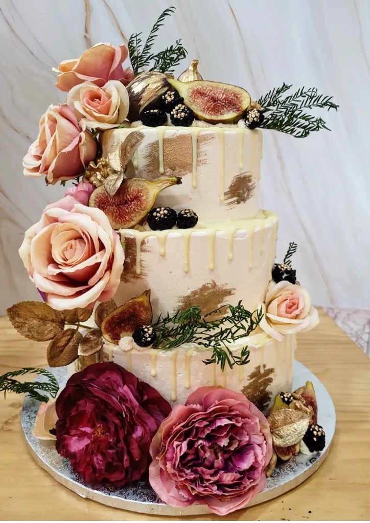 Tarta de tres pisos con higos, flores y detalles dorados